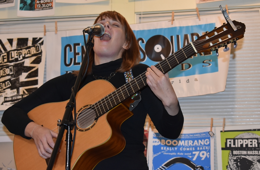 Artist Adron singing at Songwriters Festival 2018 www.diningwithmimi.com Artist Adron singing at Songwriters Festival 2018 www.diningwithmimi.com