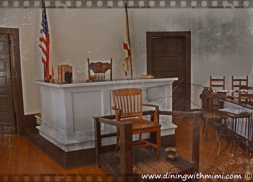 Antiqued view of Old Monroeville Courthouse Rural Alabama Trip to Inspire www.diningwithmimi.com