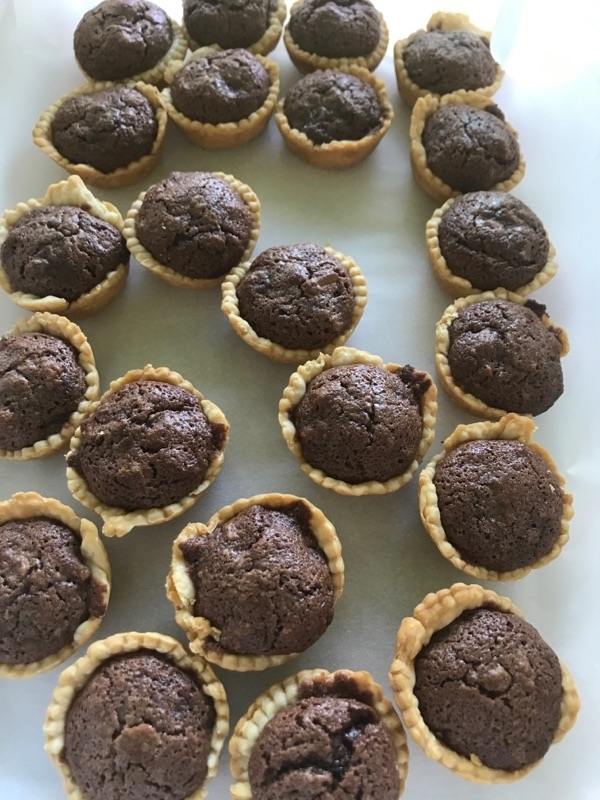 Chocolate Heavenly Mini Bite Tarts Can you slice dice and whip it good? www.diningwithmimi.com