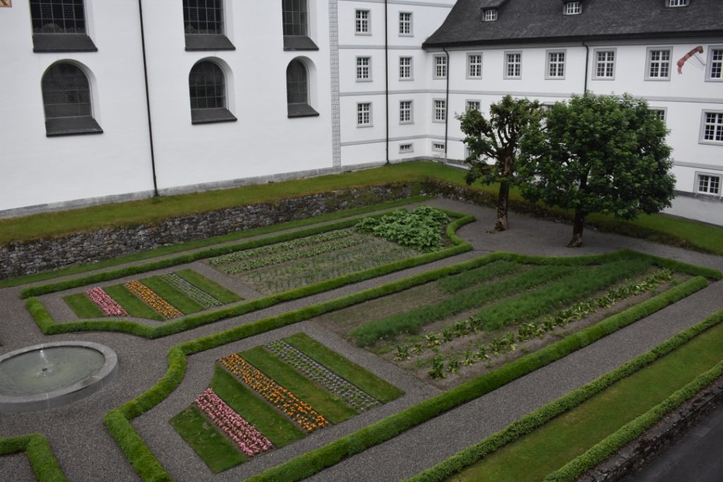 Abbeys Courtyard Garden for Dazed by Engelberg in July www.diningwithmimi